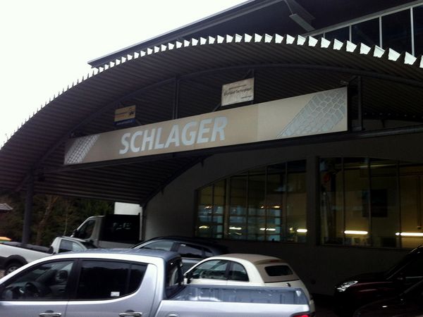 Schlager KFZ Mandling - Edelstahl-Leuchtkasten mit dekupierter Schrift und durchgestecktem Plexi Tagansicht