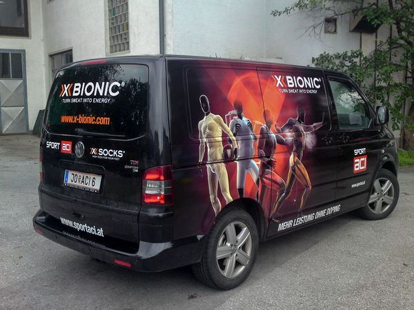 Sport Aci X-Bionic Altenmarkt - VW Bus mit Digitaldruck auf Autohochleistungsfolie beschriftet