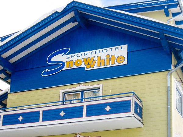 Sporthotel Snowwhite - bedruckte Dibondtafel konturgeschnitten