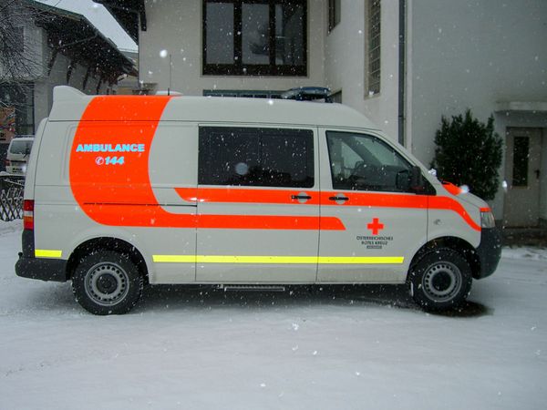 Rotes Kreuz Altenmarkt - Rettungsauto beschriftet mit spezieller reflektierender Neonfolie