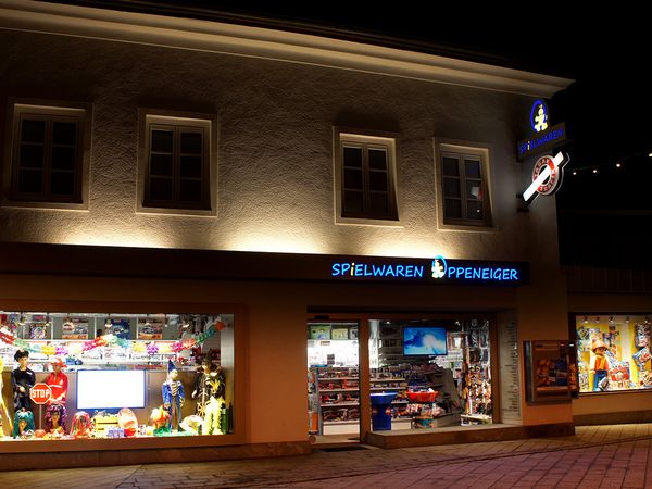 Spielwaren Oppeneiger Radstadt - Frontleuchter auf Alu-Blende und auskragendes beidseitig leuchtendes Steckschild