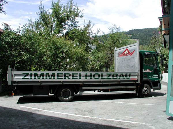 Tiefenbacher Holzbau - LKW Beschriftung mit gegossenen Hochleistungsfolien