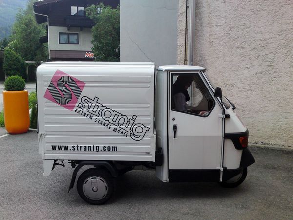 Stranig Radstadt - Piaggio Ape beschriftet mit gegossenen Hochleistungsfolien