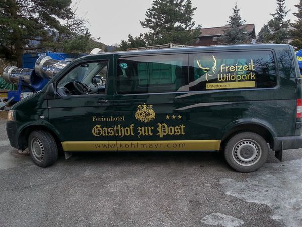 Gasthof zur Post Kohlmayer Untertauern VW-Bus mit goldener Autohochleistungsfolie beschriftet