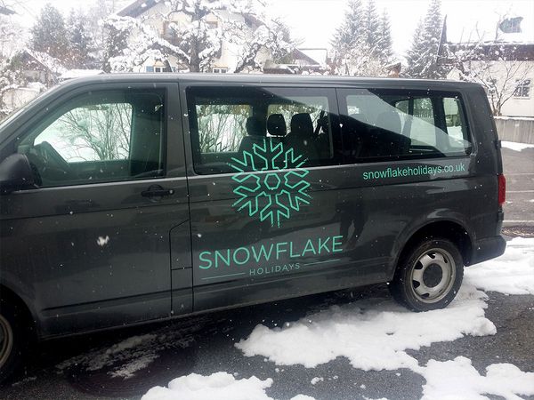 Snowflake Holidays - VW Transporter beschriftet mit geplotteter gegossener Hochleistungsfolie