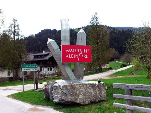 TVB Wagrain - Pylon mit Leuchtkasten Tagansicht