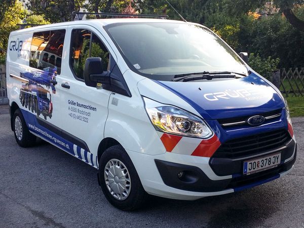 Gruesser Baumaschinen Radstadt - Ford-Beschriftung mit Digitaldruck auf Autofolie und gegossener blauer Hochleistungsfolie