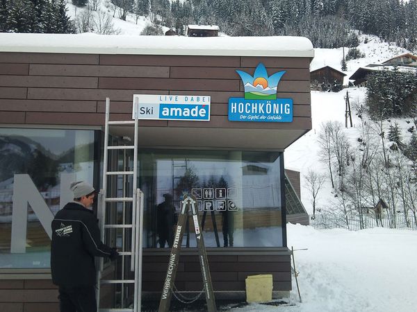 Bergbahnen Dienten - konturgeschnittene Tafeln auf Distanz montiert