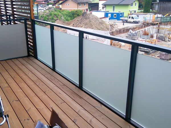 Balkonverglasung mit Sichtschutz aus Satinatofolie