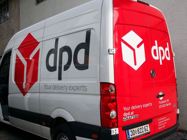 DPD Lagermax Flachau - VW Crafter mit roter und schwarzer Hochleistungsfolie beschriftet