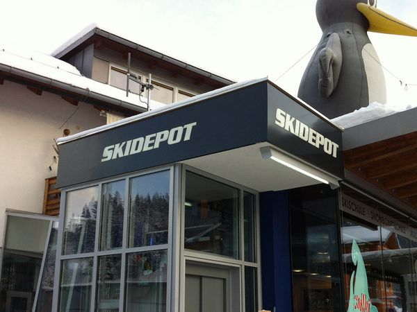 Sport am Jet Skidepot Flachau - Alu-Leuchtkasten mit dekupierter Schrift und durchgestecktem Plexi