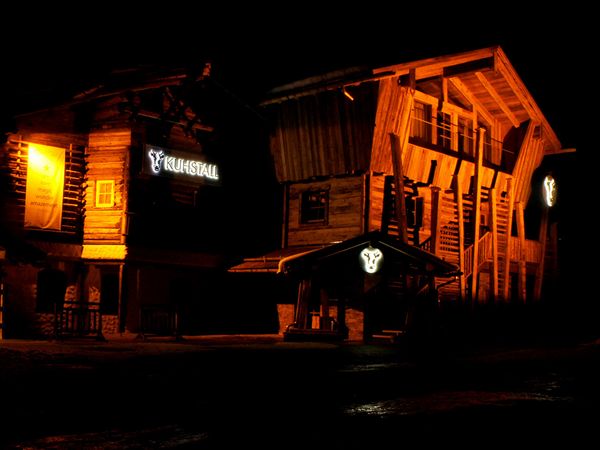 Kuhstall Restaurant und Bar Wagrain - Rueckleuchter Nachtansicht