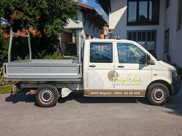 Holzwerk Tischlerei Pichler Wagrain - Pritschenwagen beschriftet mit Hochleistungsfolien