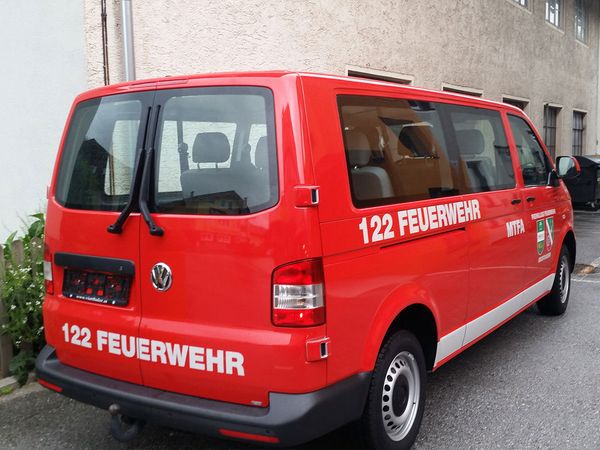 Freiwillige Feuerwehr Obertauern - VW Transporter beschriftet mit geplotteter weisser gegossener Hochleistungsfolie