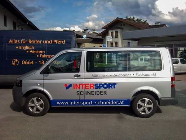 Intersport Schneider Altenmarkt - VW Bus mit gegossenen Hochleistungsfolien beschriftet