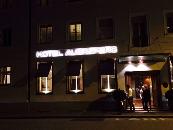 Hotel Auersperg - Vollacryl-Rueckleuchter Nachtansicht