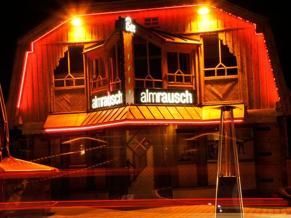 Almrausch Bar Flachau - Alukasten dekupierte und Plexischrift durchgesteckt - Nachtansicht