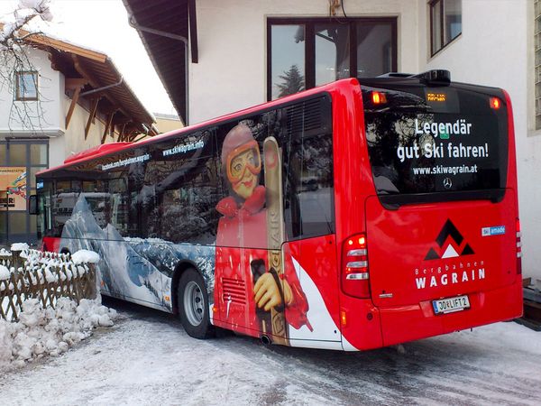 Bergbahnen Wagrain - Busbeschriftung mit bedruckten Hochleistungsfolien und Fensterlochfolien bei den Fenstern