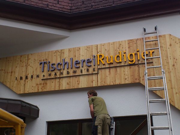 Tischlerei Rudigier - Alu-Frontleuchter auf Holz