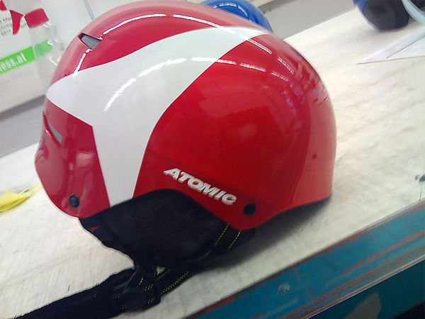 Atomic Altenmarkt - Helmbeschriftung mit gegossener weisser Hochleistungsfolie