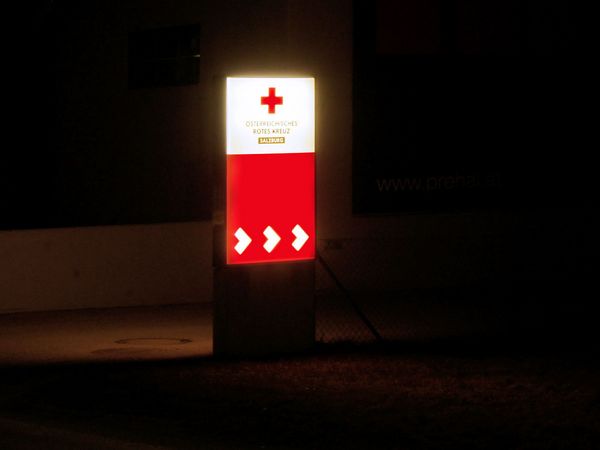 Rotes Kreuz Radstadt - Leuchtpylon mit bedruckter Plexiabdeckung