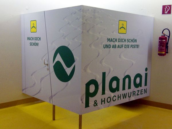 Bergbahnen Planai - Umkleidekabinen komplett beschriftet mit Digitaldruck auf Hochleistungsfolien