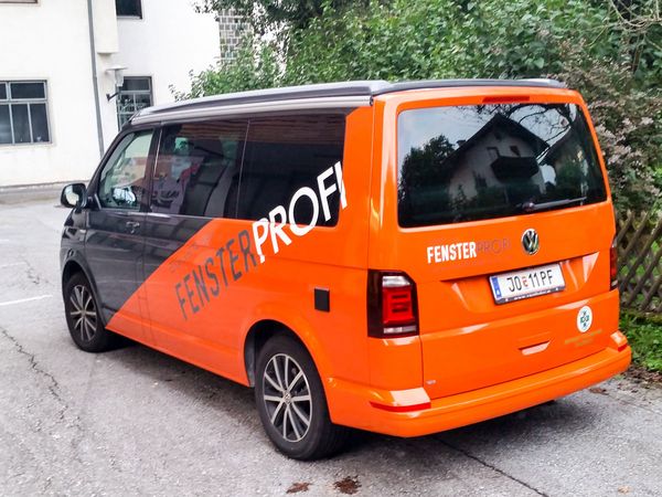 Egger Fensterprofi St  Johann - VW T6 Bus Teilvollfolierung mit gegossener oranger Hochleistungsfolie und Beschriftung