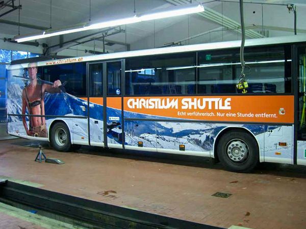Hochalmlifte Christlum - Busbeschriftung mit bedruckter Autohochleistungsfolie und im Bereich der Fenster mit Fensterlochfolie