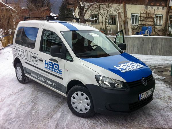 Heigl Dach Altenmarkt - VW Caddy mit gegossener blauer und grauer Hochleistungsfolie beschriftet