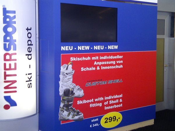 Intersport - Displaywand mit bedruckter Hochleistungsfolie beklebt