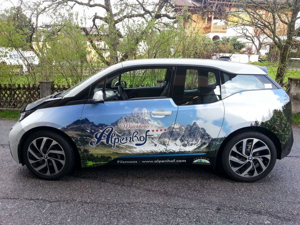Walchhofers Alpenhof Filzmoos - Elektro BMW mit Digitaldruck auf Autohochleistungsfolie beschriftet