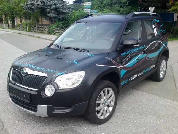 Mobilfriseur Schuetter Schladming - Skoda Vollfolierung in schwarz matt und Beschriftung mit Digitaldruck auf Autohochleistungsfolie