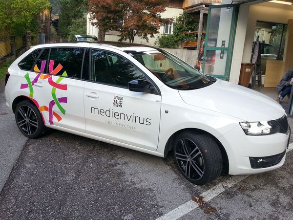 Medienvirus Jens Bayer Adnet - Skoda mit Digitaldruck auf Autohochleistungsfolie und gegossener Folie beschriftet