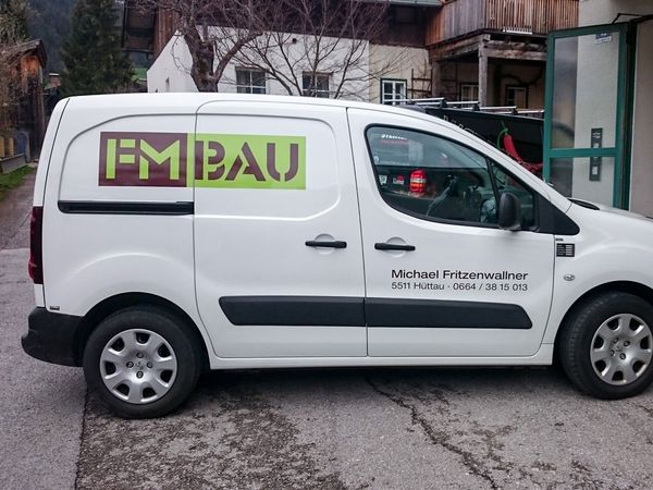 FM Bau Huettau - Peugeot Partner mit Digitaldruck auf Autohochleistungsfolie beschriftet