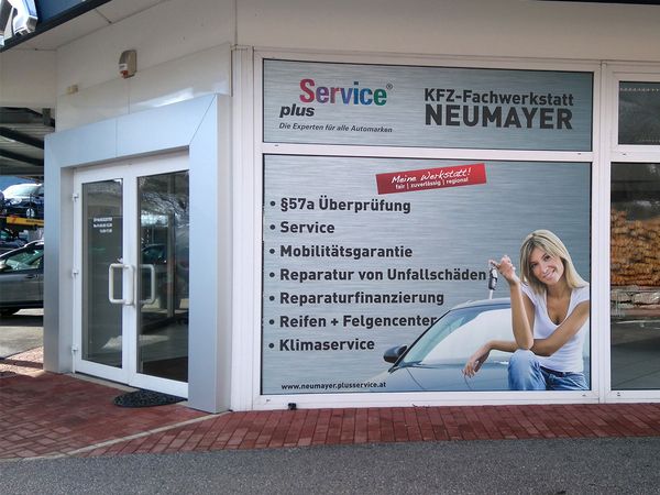 Neumayer Autohaus - Schaufensterbeschriftung mit Digitaldruck auf Hochleistungsfolie