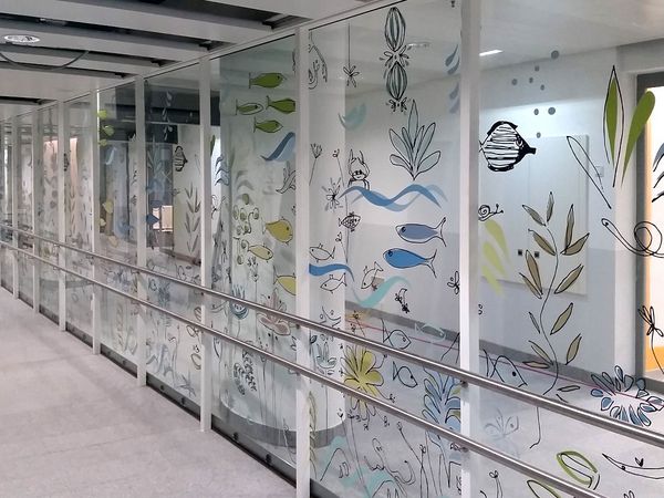 Molitor - Tiroler Landeskrankenhaus - Auflaufschutz und Dekoration auf Glaswand - Direktdruck auf Glas