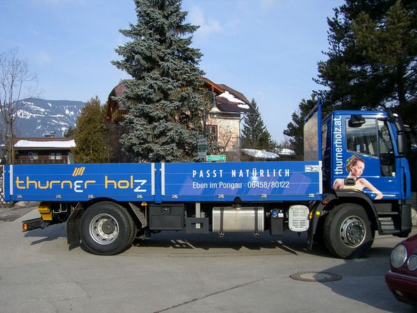Thurner Holz Eben - LKW beschriftet mit bedruckten und gegossenen Hochleistungsfolien