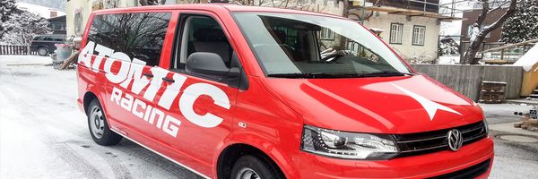 Atomic - VW-Bus Vollfolierung mit gegossener roter Wrappingfolie, Beschriftung mit weisser Hochleistungsfolie (1) Atomic - VW-Bus Vollfolierung mit gegossener roter Wrappingfolie, Beschriftung mit weisser Hochleistungsfolie (1)