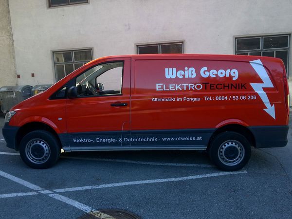 Weiss Georg Elektrotechnik Altenmarkt -Mercedes rot vollfoliert und mit geplotteten Hochleistungsfolien beschriftet