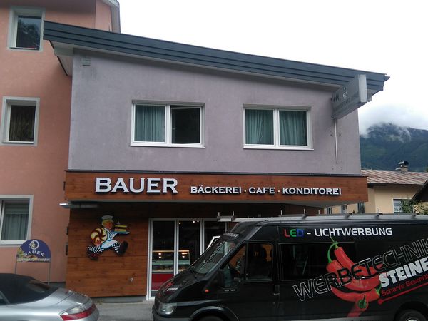 Baeckerei Bauer Bischofshofen - Alu-Frontleuchter auf MAX-Fassadenplatten