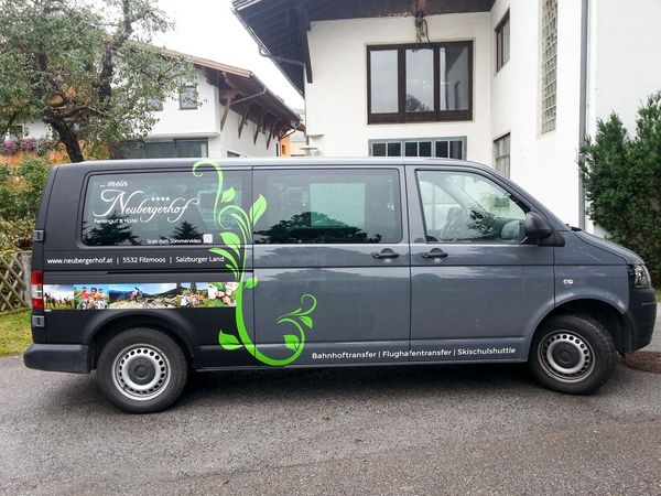 Neubergerhof Filzmoos - VW-Bus schwarzmatt teilvollfoliert und mit Digitaldruck und gegossener Hochleistungsfolie beschriftet