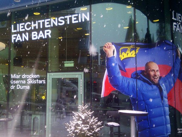 Liechtenstein Fan Bar Planai - Schaufenster beschriftet mit geplotteter gegossener Hochleistungsfolie und bedruckter Folie