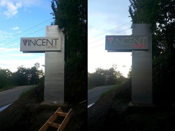 Vincent Hotel Steiermark - Pylon Edelstahl mit beidseitig auskragenden Kaesten mit dekupierter Schrift und leuchtenden Plexibuchstaben durchgesteckt