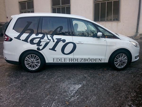 HaFro Holzagentur Eben i  PG  - Ford Galaxy mit gegosener matt-schwarzer Hochleistungsfolie beschriftet