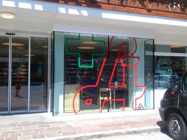 Apotheke Altenmarkt - Fensterbeschriftung mit gruener und roter geplotteter gegossener Hochleistungsfolie