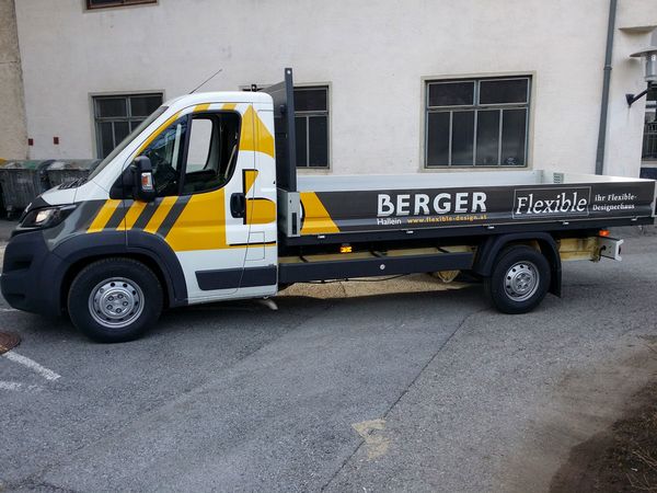 Berger Holzbau Hallein - Pritschenwagen mit Digitaldruck auf Autofolie beklebt