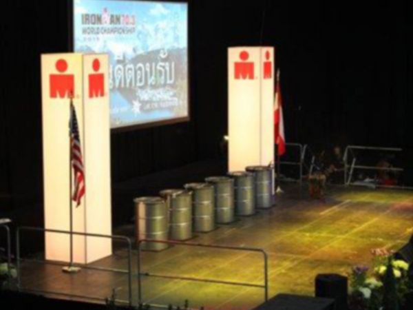 World Triathlon Ironman - LED-Pylon mit Farbwechsel fuer Eishalle Zell am See