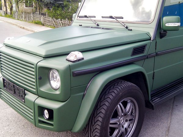 HCW Holzcenter Weiss Flachau - Jeep Vollfolierung mit gegossener Hochleistungsfolie in khaki matt