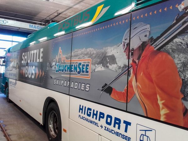 Bergbahnen Zauchensee & Shuttleberg - Shuttlebus mit bedruckten Fensterlochfolien und gegossenen Hochleistungsfolien beschriftet