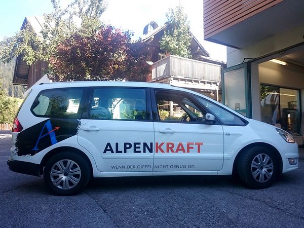 Alpenkraft Ramsau a  Dachstein - Ford Galaxy Beschriftung u a  Digitaldruck auf Autohochleistungsfolie